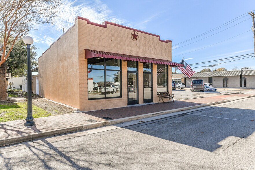121 W Sealy St, Alvin, TX à vendre - Photo de l’immeuble – Image 1 sur 31