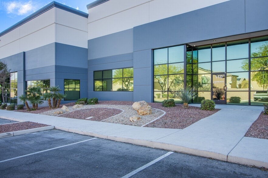 570 W Cheyenne Ave, North Las Vegas, NV à louer - Photo de l’immeuble – Image 2 sur 16