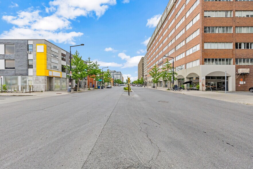 290-304 Rue Chabanel O, Montréal, QC à louer - Photo de l’immeuble – Image 3 sur 3