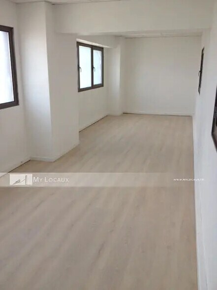 Local d’activités dans Villeneuve-la-Garenne à louer - Photo de l’immeuble – Image 3 sur 6