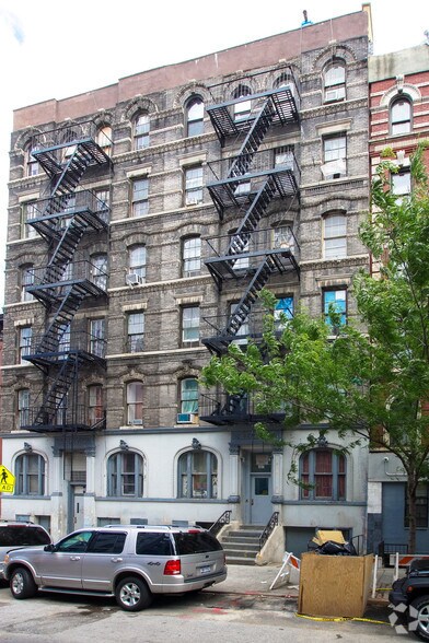 307 E 109th St, New York, NY à louer - Photo de l’immeuble – Image 2 sur 3