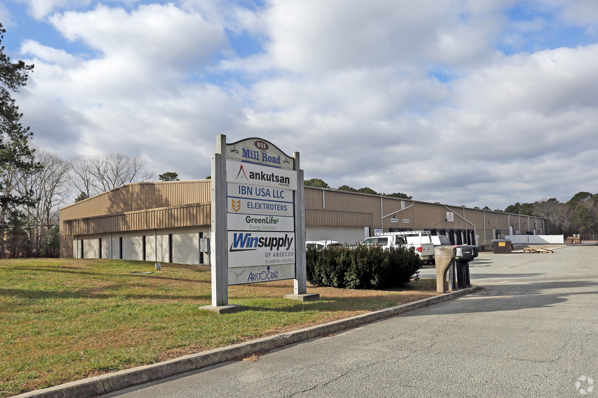 651 S Mill Rd, Absecon, NJ à louer Photo principale– Image 1 sur 6