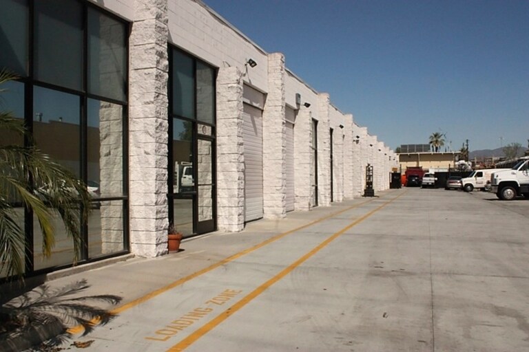 14701 Arminta St, Panorama City, CA à louer - Photo de l’immeuble – Image 3 sur 4