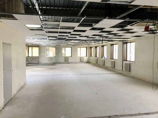 Plus de détails pour 13 Rue De La Perdrix, Tremblay-en-France - Bureau à louer