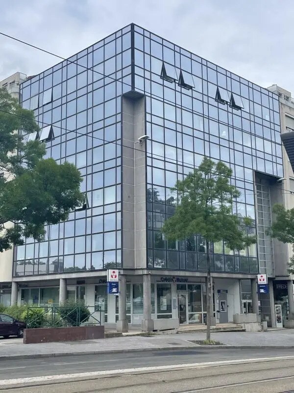 140 Avenue Franklin Roosevelt, Bron à louer Photo de l’immeuble– Image 1 sur 8
