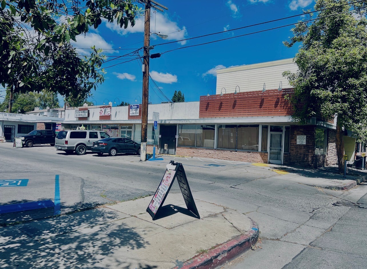 7209-7219 Owensmouth Ave, Canoga Park, CA à louer Photo principale– Image 1 sur 2