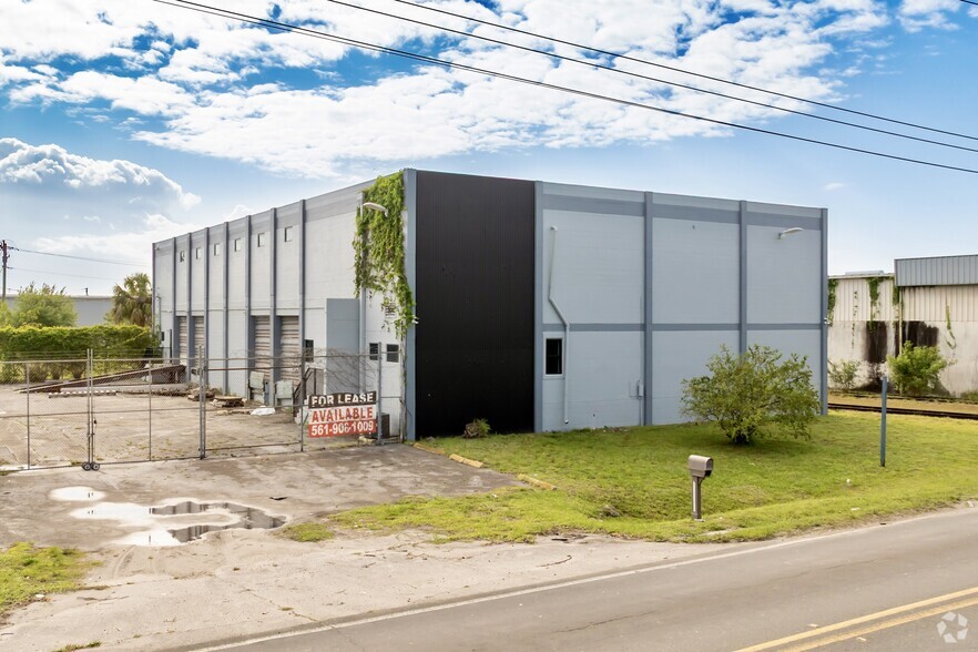 3490 Oleander Ave, Fort Pierce, FL à louer - Photo principale – Image 1 sur 24