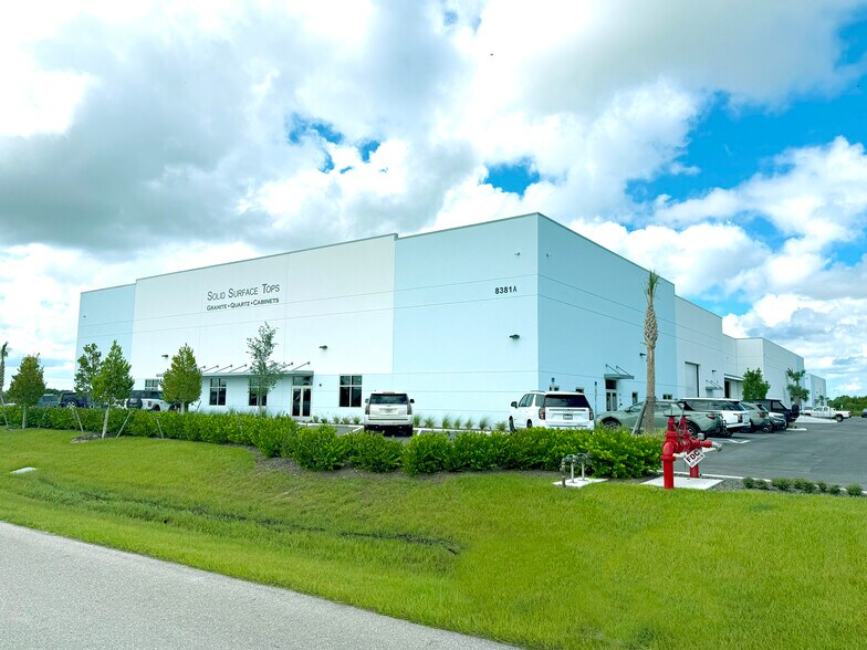 8381 Duffie Dr, Punta Gorda, FL à vendre - Photo principale – Image 1 sur 3