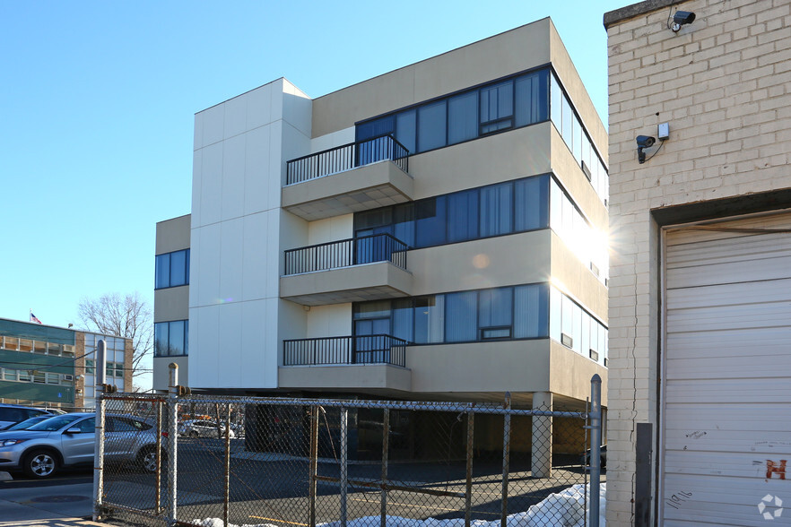 59-07 175th Pl, Fresh Meadows, NY à louer - Photo de l’immeuble – Image 3 sur 3