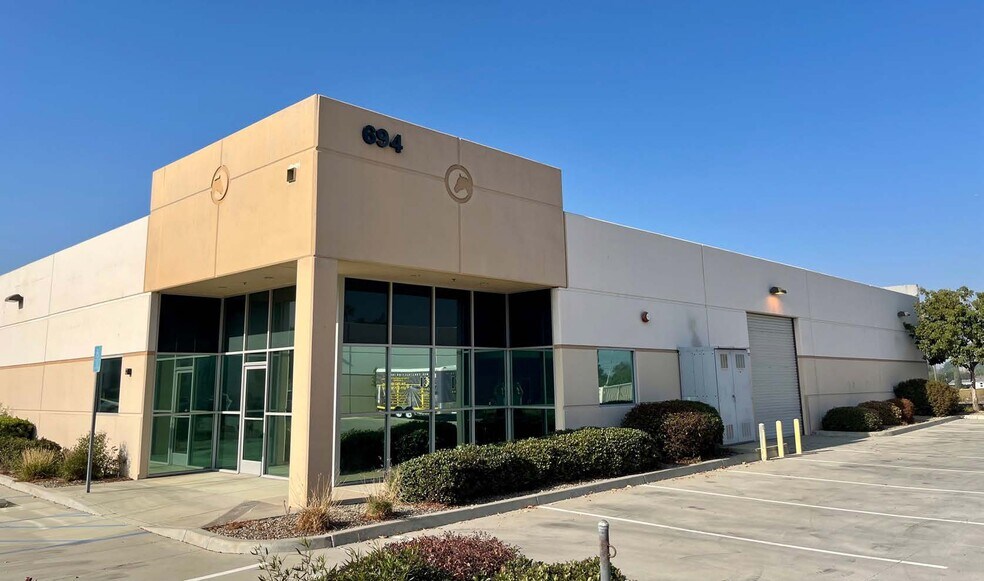 694 W Parkridge Ave, Norco, CA à vendre - Photo de l’immeuble – Image 1 sur 11