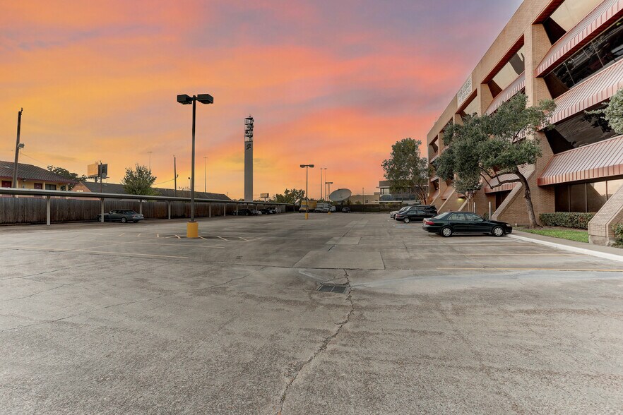 8200 Wednesbury Ln, Houston, TX à louer - Photo de l’immeuble – Image 3 sur 19