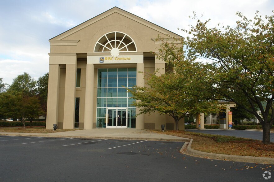 7852 Arboretum Dr, Charlotte, NC à louer - Photo de l’immeuble – Image 1 sur 5