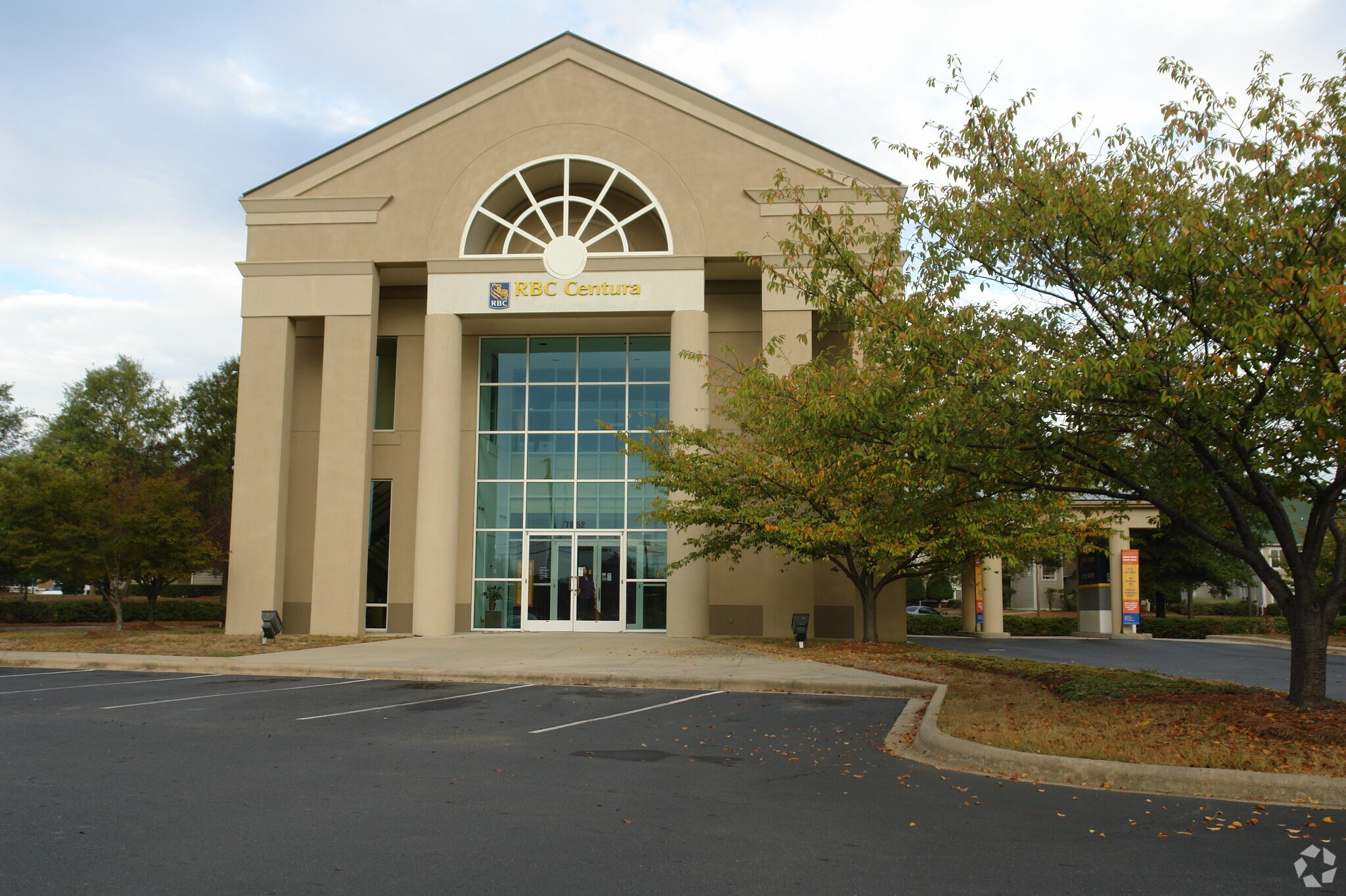 7852 Arboretum Dr, Charlotte, NC à louer Photo de l’immeuble– Image 1 sur 6