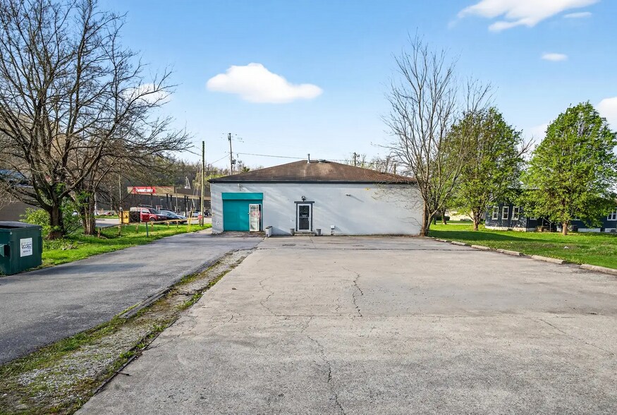 4931 W Pages Ln, Louisville, KY à vendre - Photo de l’immeuble – Image 2 sur 25
