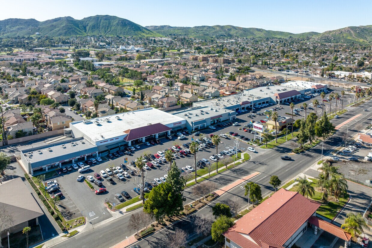 4652-4822 La Sierra Ave, Riverside, CA à louer Aérien– Image 1 sur 20