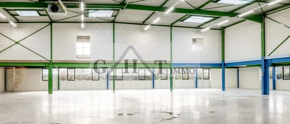 Industriel/Logistique dans Saint-Thibault-des-Vignes à louer - Photo de l’immeuble – Image 1 sur 6