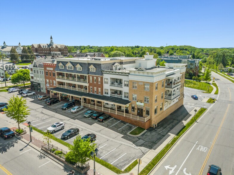601-637 Genesee St, Delafield, WI à vendre - Photo de l’immeuble – Image 3 sur 8