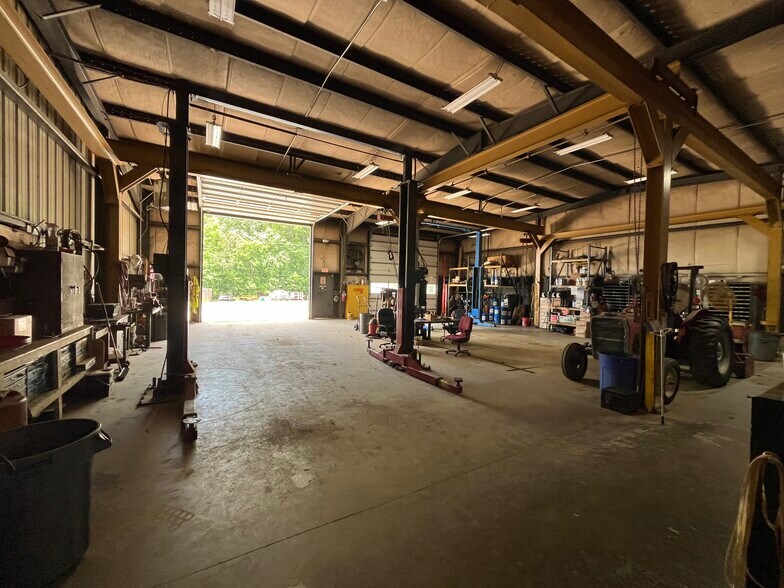 3.35 AC IOS Site, Warehouse and Office portefeuille de 2 biens à vendre sur LoopNet.fr - Photo de l’immeuble – Image 3 sur 16