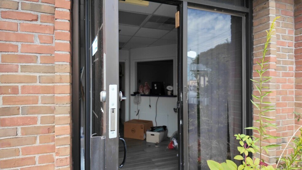 1700-1704 E Avis Dr, Madison Heights, MI à louer - Vidéo sur l’annonce professionnelle – Image 2 sur 5