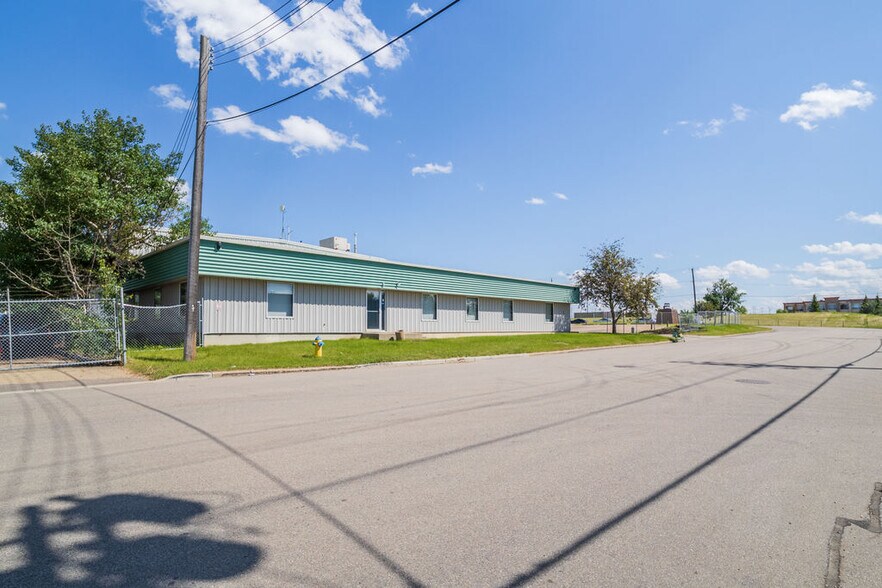 9750 35th Ave NW, Edmonton, AB à louer - Photo de l’immeuble – Image 3 sur 15
