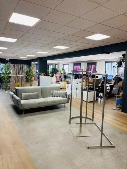 Bureau dans Villeneuve-Loubet à louer - Photo de l’immeuble – Image 3 sur 9