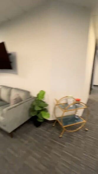 18401 Von Karman Ave, Irvine, CA à louer - Vidéo sur l’annonce professionnelle – Image 2 sur 20