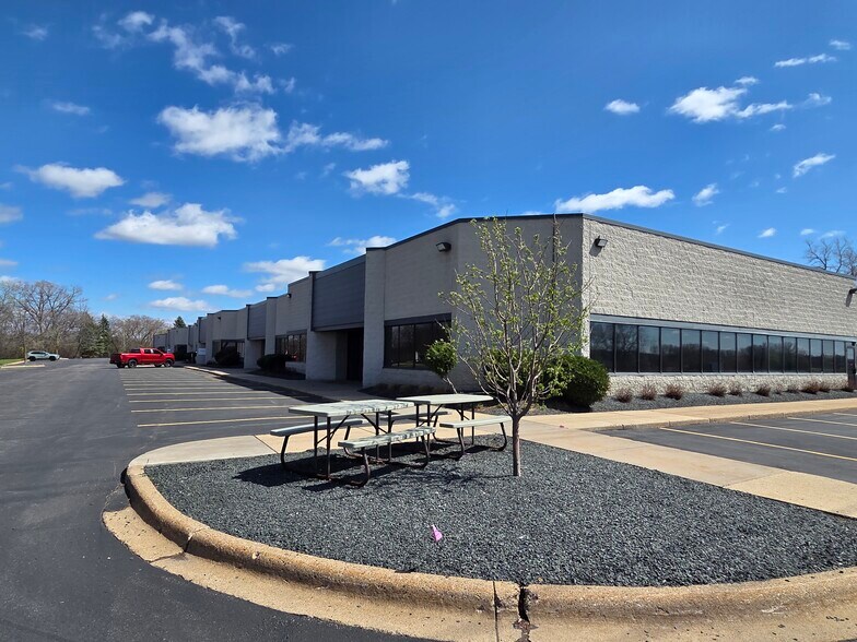 4354-4396 W Round Lake Rd W, Arden Hills, MN à louer - Photo de l’immeuble – Image 2 sur 14