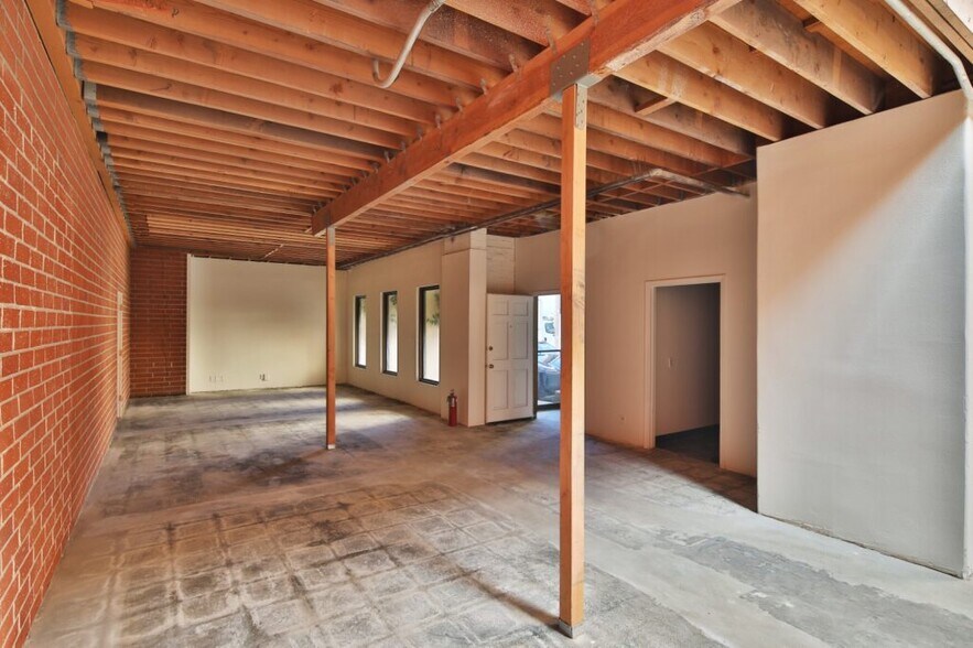 2216 S Barrington Ave, Los Angeles, CA à louer - Photo intérieure – Image 3 sur 5