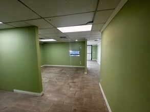 22720 Ventura Blvd, Woodland Hills, CA à louer Photo intérieure– Image 2 sur 7