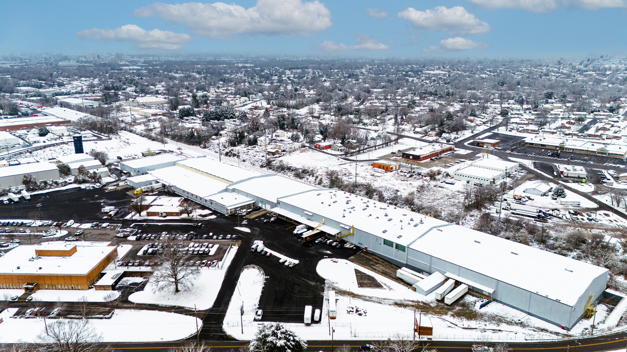 3330 Hollins Rd, Roanoke, VA à louer Photo principale– Image 1 sur 7