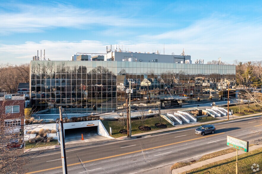 411 W Putnam Ave, Greenwich, CT à louer - Photo de l’immeuble – Image 1 sur 39