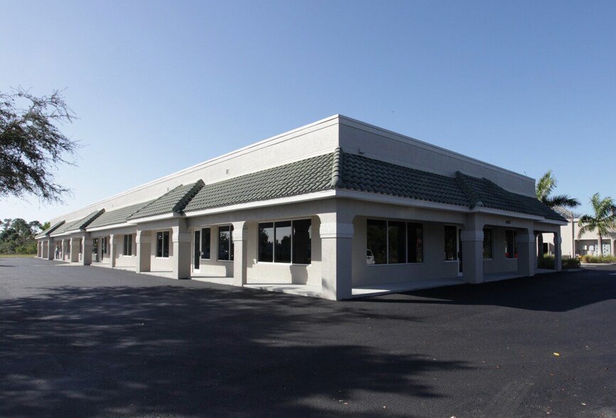 6025 Taylor Rd, Punta Gorda, FL à louer - Photo de l’immeuble – Image 3 sur 4