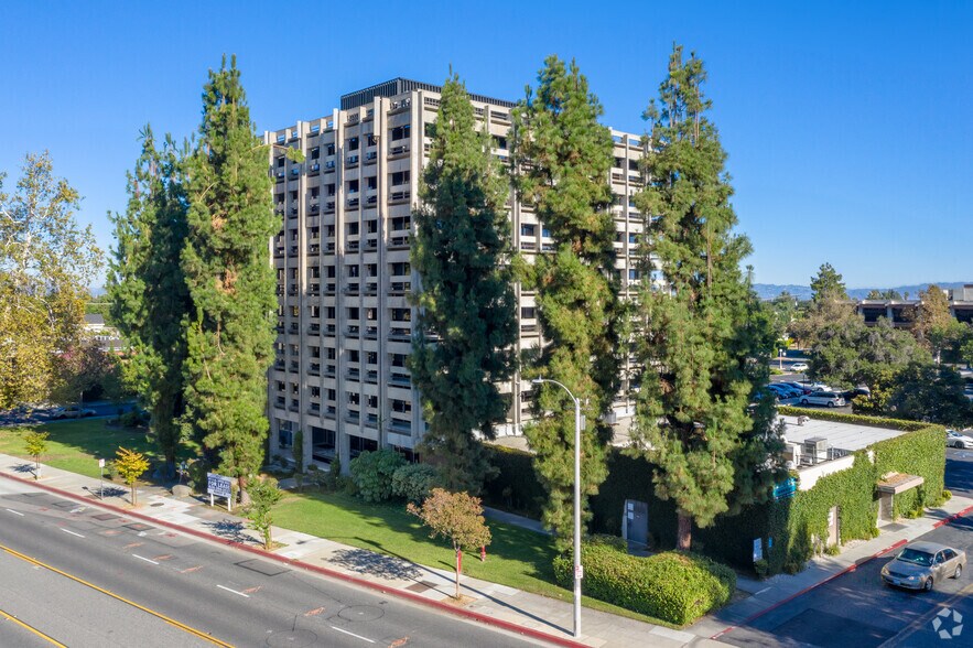 612 W Duarte Rd, Arcadia, CA à louer - Photo de l’immeuble – Image 1 sur 7