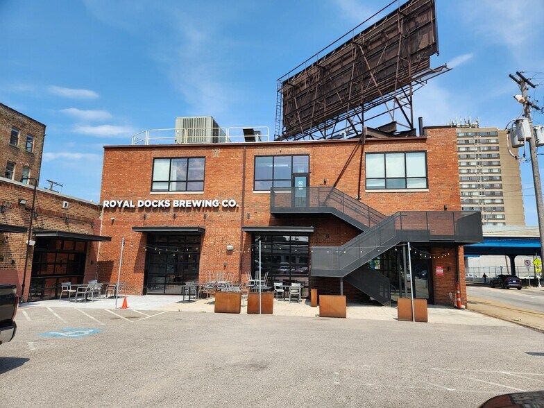 2814 Detroit Ave, Cleveland, OH à louer - Photo de l’immeuble – Image 2 sur 10