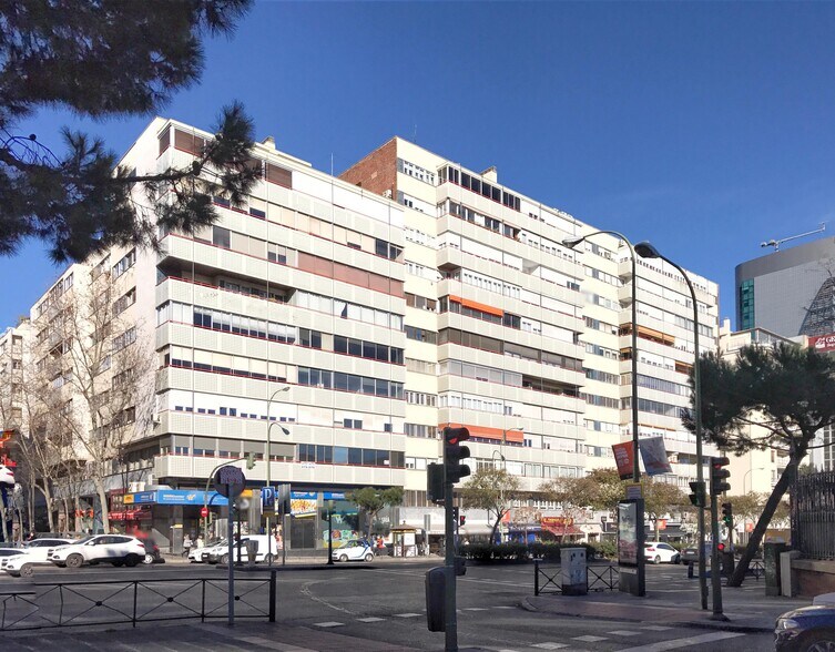 Immeuble residentiel dans Madrid, Madrid à vendre - Photo de la construction – Image 2 sur 2