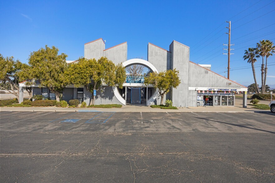 3639 E Harbor Blvd, Ventura, CA à louer - Photo de l’immeuble – Image 3 sur 20