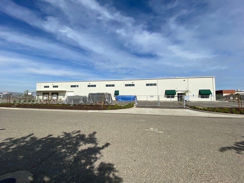 1945 Industrial Way, Sanger, CA à vendre Photo principale– Image 1 sur 9