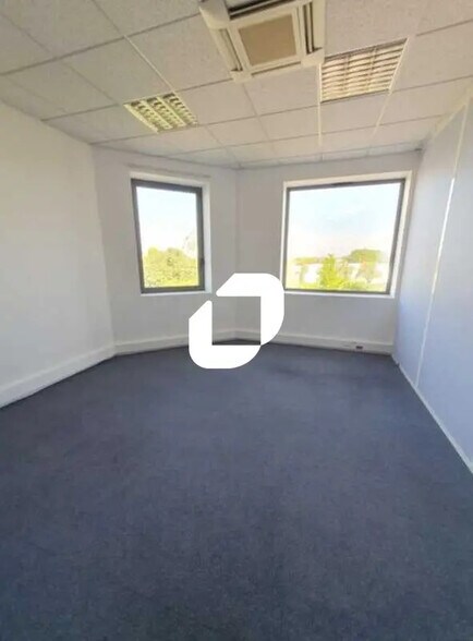 Bureau dans Poissy à louer - Photo de l’immeuble – Image 3 sur 9