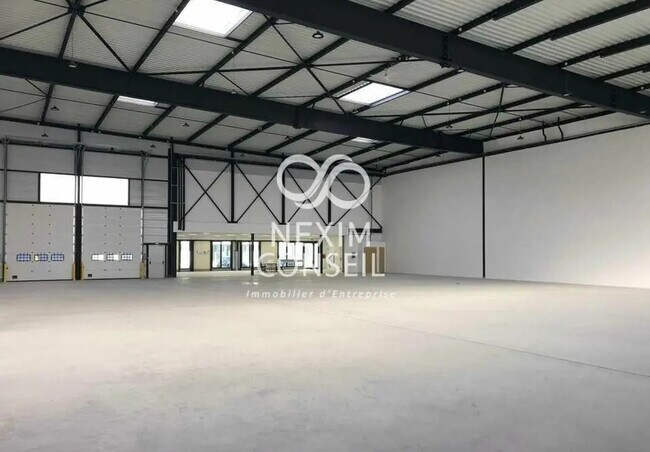 Plus de détails pour 51 Rue Du Commandant Rolland, Le Bourget - Bureau, Local d'activités à louer