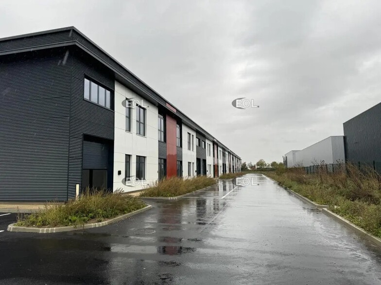 Local d’activités dans Lieusaint à louer - Photo de l’immeuble – Image 3 sur 14