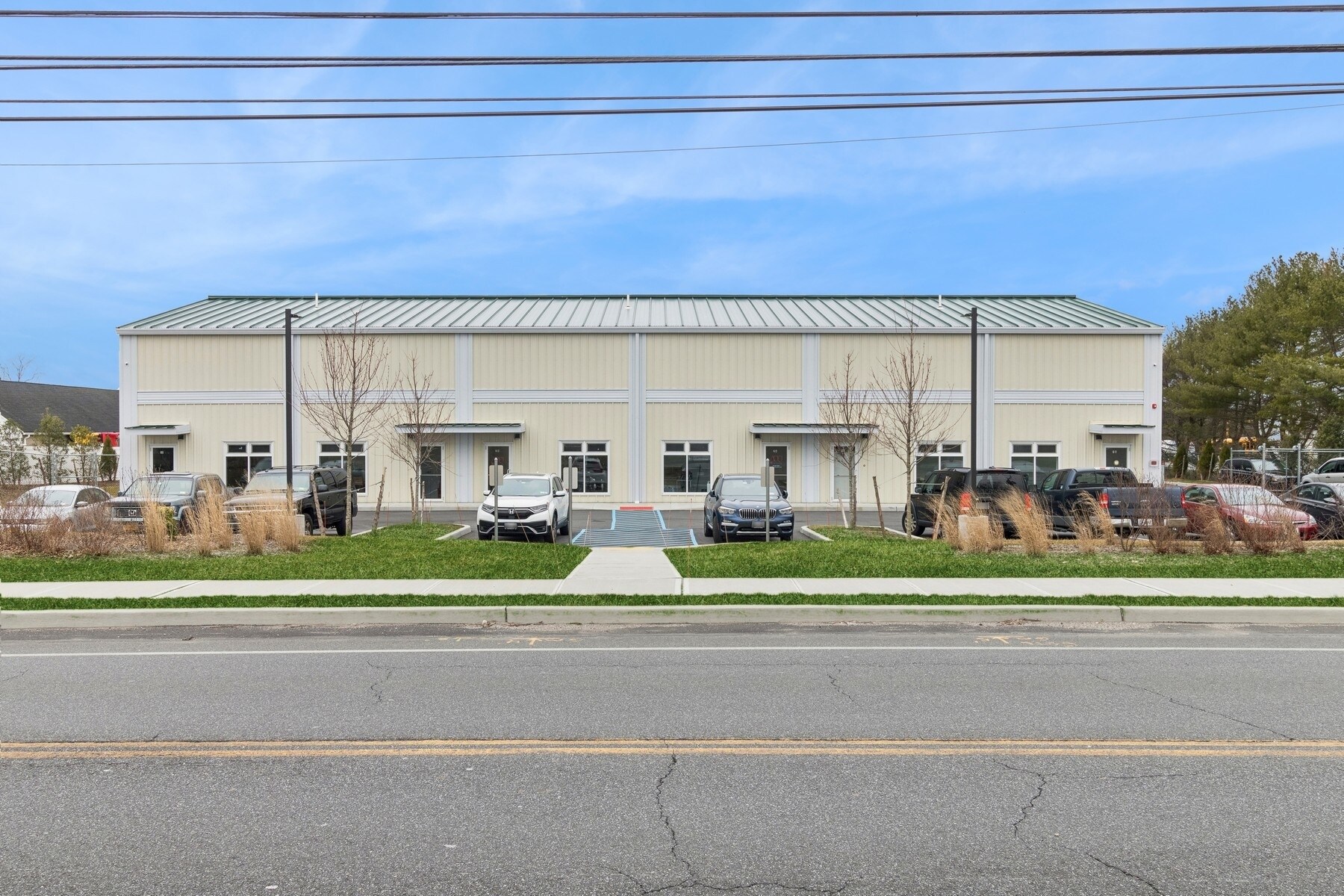 313 Edwards Ave, Calverton, NY à louer Photo principale– Image 1 sur 11