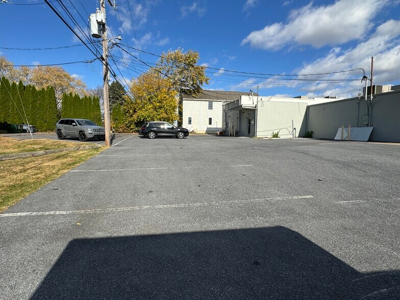 2252-2254 Macarthur Rd, Whitehall, PA à louer - Photo de l’immeuble – Image 3 sur 3