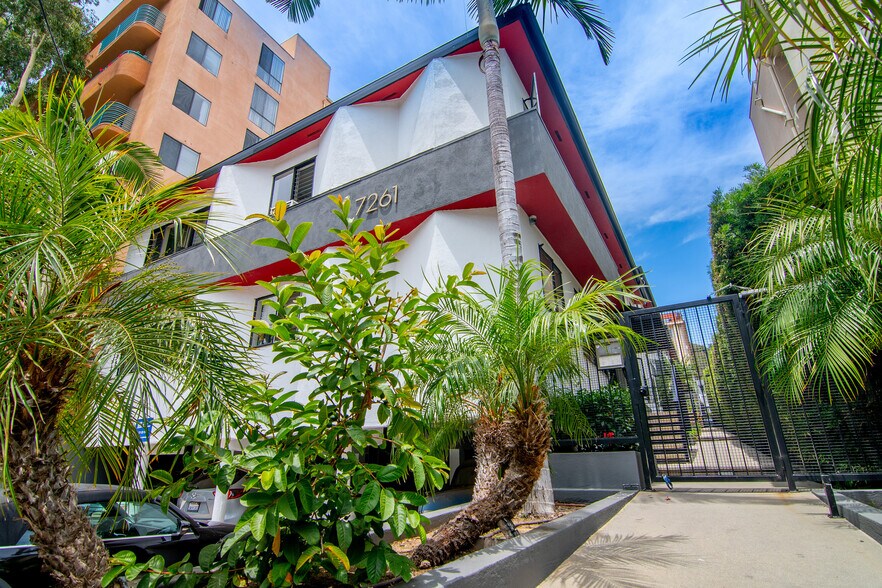 7261 Franklin Ave, Los Angeles, CA à vendre - Photo de l’immeuble – Image 2 sur 12