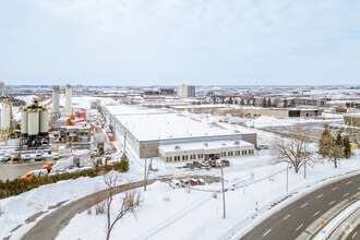 8100-8200 Boul Cavendish, Saint-Laurent, QC - Vue aérienne  vue de carte