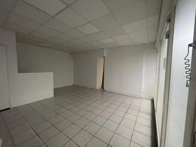 Plus de détails pour Local commercial à louer