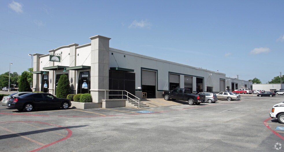 104-142 S Collins St, Arlington, TX à louer - Photo de l’immeuble – Image 3 sur 5