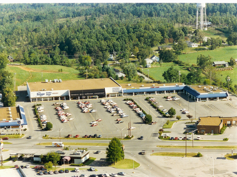 183-199 Henslee Dr, Dickson, TN à louer - Photo de l’immeuble – Image 2 sur 5