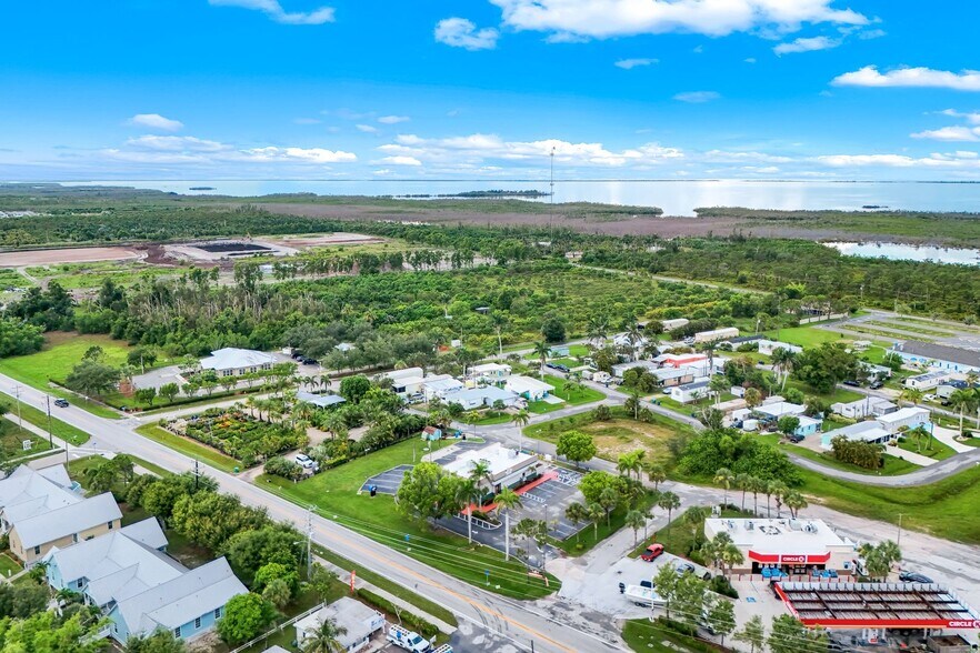 10493 Stringfellow Rd, Saint James City, FL à vendre - Photo de l’immeuble – Image 3 sur 36