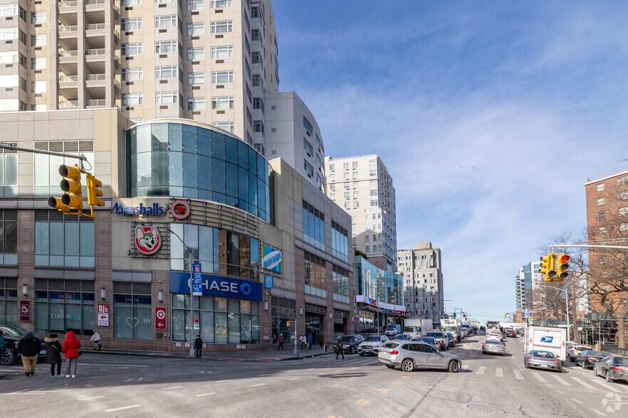 40-24 College Point Blvd, Flushing, NY à vendre - Photo de l’immeuble – Image 2 sur 7