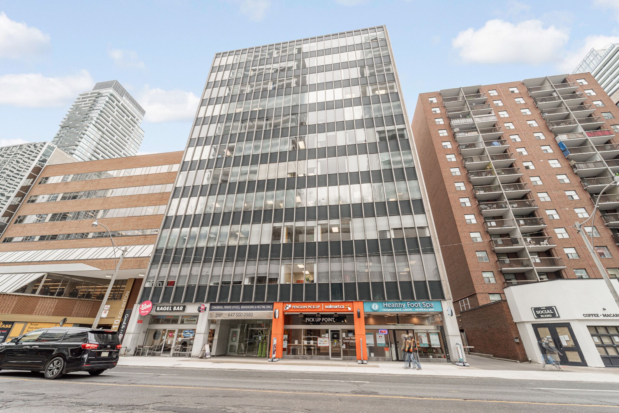 120 Eglinton Ave E, Toronto, ON à louer Photo de l’immeuble– Image 1 sur 26